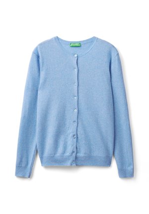 Helles, blaues, langärmliges Knopfstrickjacke mit gerippten Bündchen und Saum, flach auf einem weißen Hintergrund ausgelegt.