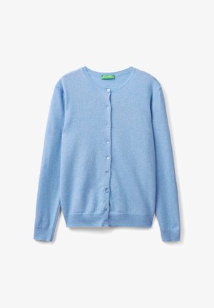 Jasnoniebieski długi rękaw kardigan z guzikami, z prążkowanymi mankietami i dołem, ułożony na białym tle.