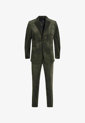 Costume en velours vert olive avec une veste à un bouton et des revers en pointe, comprenant deux poches avant et un pantalon fuselé assorti.