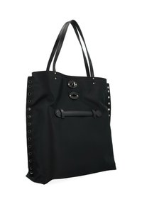 Sac fourre-tout en tissu noir avec deux poignées supérieures, fermeture à bouton distinctive, œillets latéraux et une bandoulière texturée.