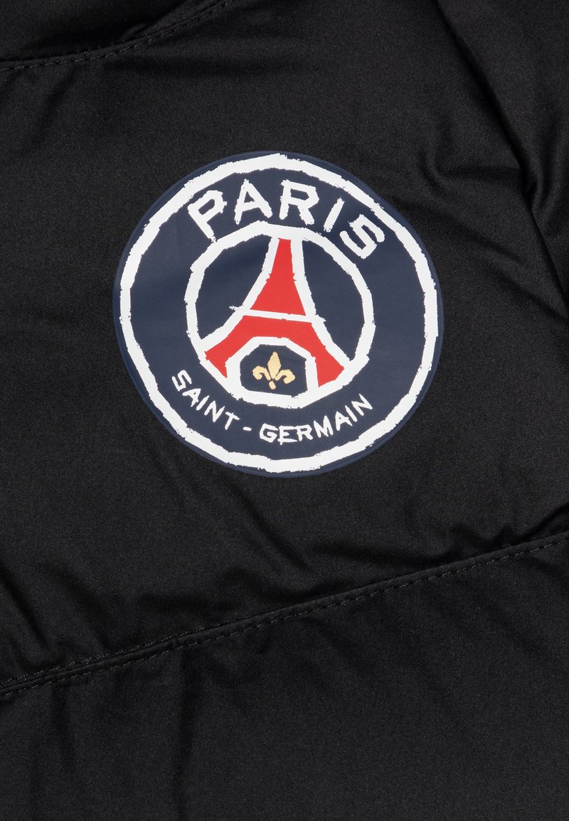 Tissu noir présentant un logo circulaire avec "PARIS" en haut, la Tour Eiffel en rouge, et "SAINT-GERMAIN" en bas, souligné de bleu.