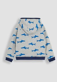 Grijze hoodie met een herhaald blauw haai-patroon, een capuchon en marineblauwe boorden en onderkant. Gemaakt van zacht materiaal met een gestructureerde afwerking.