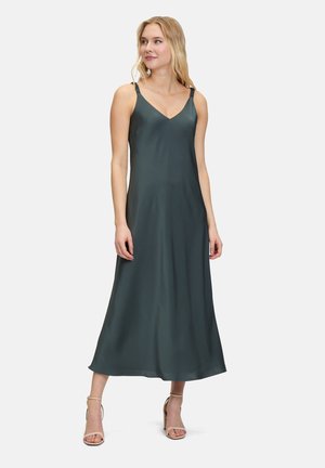 Langes Seidenkleid in tiefem Grün mit V-Ausschnitt, dünnen Trägern und einer fließenden, leicht A-linienförmigen Silhouette. Verfügt über eine glatte, weiche Textur.
