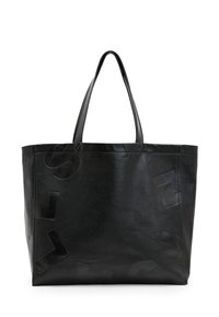 Sac fourre-tout en cuir noir avec des lettres en relief sur la surface, doté de deux poignées robustes et d'un design spacieux et non structuré.