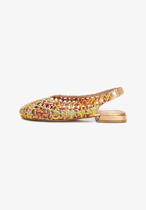 Zapato slingback multicolor tejido que presenta tonos rojos, amarillos y dorados con acentos metálicos; diseño de tacón plano y punta abierta.