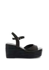Sandali wedge neri con tomaia in pelle liscia, design open toe, cinturino alla caviglia regolabile e suola piatta orizzontale impilata.