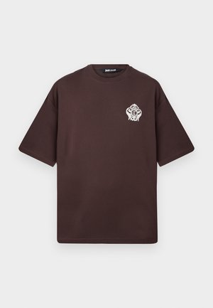 Brun kortermet t-skjorte med et lite hvitt utsmykket emblem på venstre bryst og rund hals.