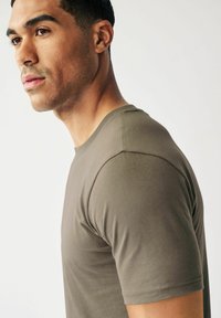 Next ESSENTIAL CREW NECK - Základné tričko - neutral brown
