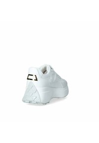 Sneaker bianca con esterno in pelle liscia, dotata di un tacco spesso, suola testurizzata e un accento dorato metallizzato sul retro.