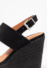 Wallis Sandály na vysokém podpatku - black