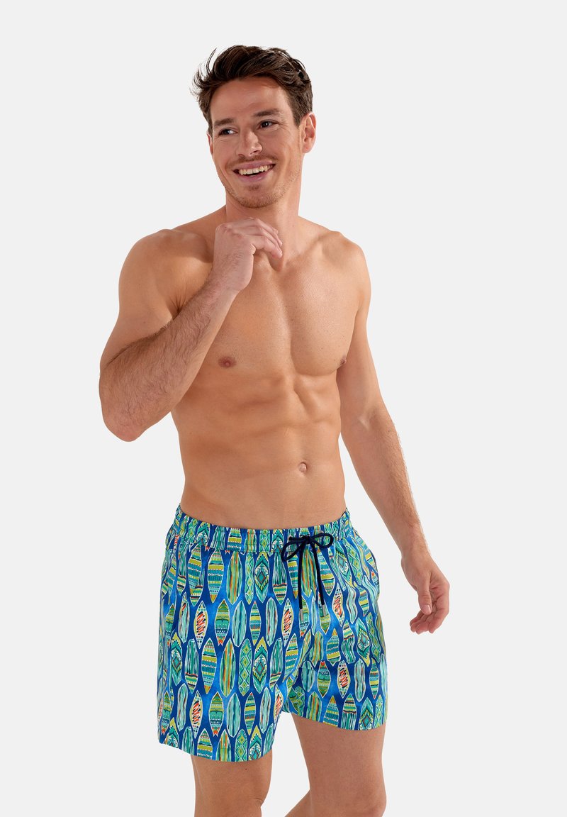 Shorts de bain avec une base bleue et un motif de planches de surf multicolores. Ils présentent une ceinture élastique avec un cordon de serrage pour un ajustement réglable.