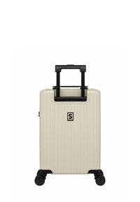 Harde koffer in matte lichtbeige met verticale ribbels, zwarte accenten, een uitschuifbare handgreep en vier wielen voor mobiliteit.