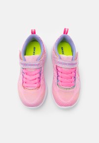 Skechers Performance GO RUN 600 SHIMMER SPEEDER UNISEX - Hardloopschoenen voor op de weg - light pink/multicolor