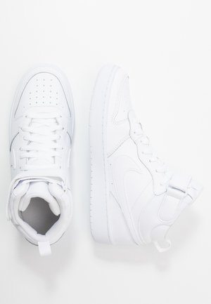 Paire de baskets blanches montantes avec lacets et sangles à la cheville, vues de dessus et de côté sur fond blanc.