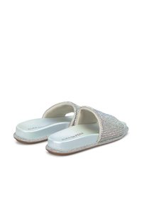 Chanclas con adornos de strass, suela brillante en azul claro y diseño de punta abierta acolchada para mayor comodidad.