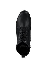 Bottes noires en cuir à hauteur de cheville avec bout rond, lacets à l'avant et fermeture éclair sur le côté. Texture lisse, sans motifs ni décorations visibles.