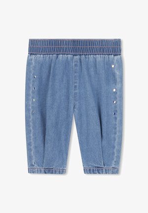 Szorty dżinsowe z elastycznym paskiem w talii, jasnoniebieski kolor, plisowany fason oraz dekoracyjne kropki po bokach. Gładka tekstura.