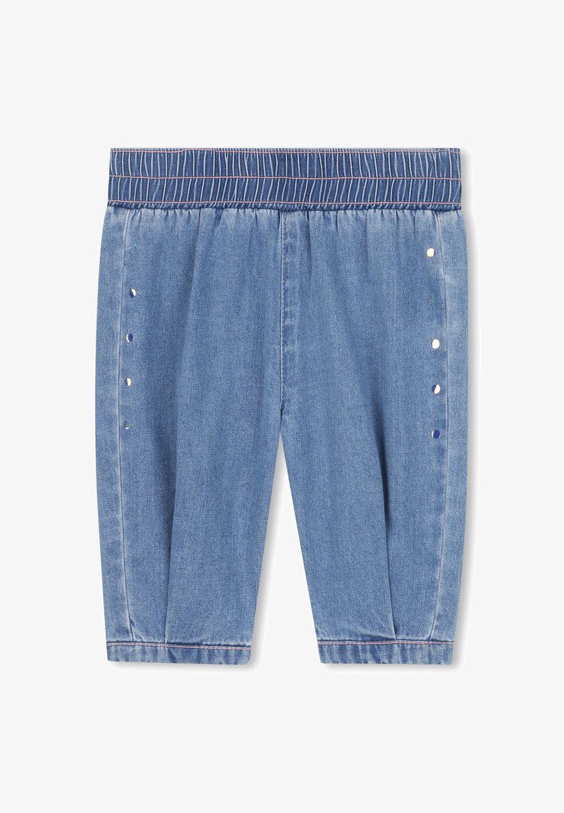 Calções de ganga com um cós elástico, cor azul claro, design pregueado e pontos decorativos ao longo do lado. Textura suave.