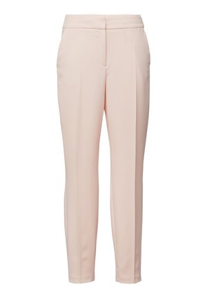 Jasnoróżowe, dopasowane spodnie o prostym kroju, z paskiem w talii, przednimi szwami i bocznymi kieszeniami, przedstawione na białym tle.
