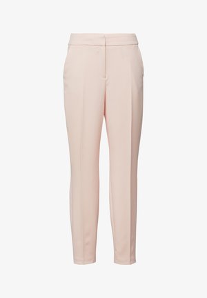 Pantalon rose clair sur mesure avec une coupe droite, ceinture, coutures devant et poches latérales, présenté sur un fond blanc.