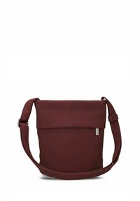 Bolso de piel burdeos tipo bandolera con tapa, correa ajustable y detalles de costura en la parte delantera para dar estructura.