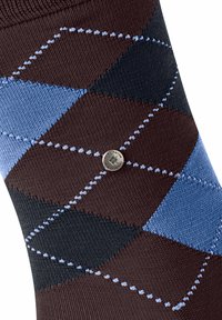 Chaussette à motif argyle marron et bleu clair avec des détails de couture bleus et un petit accent en métal. Fabriquée en tissu texturé.