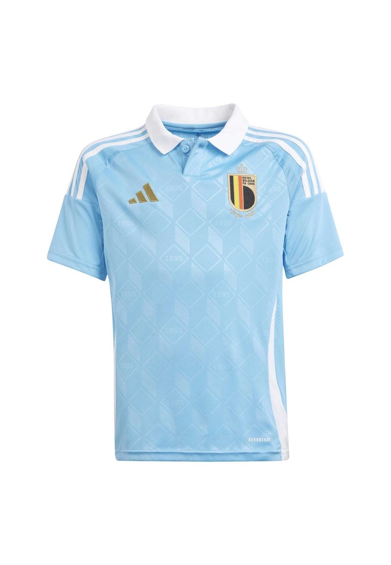 Ljusblå polo med vit krage, med ett subtilt geometriskt mönster, tre vita ränder på ärmarna och en belgisk landslagsmärke.