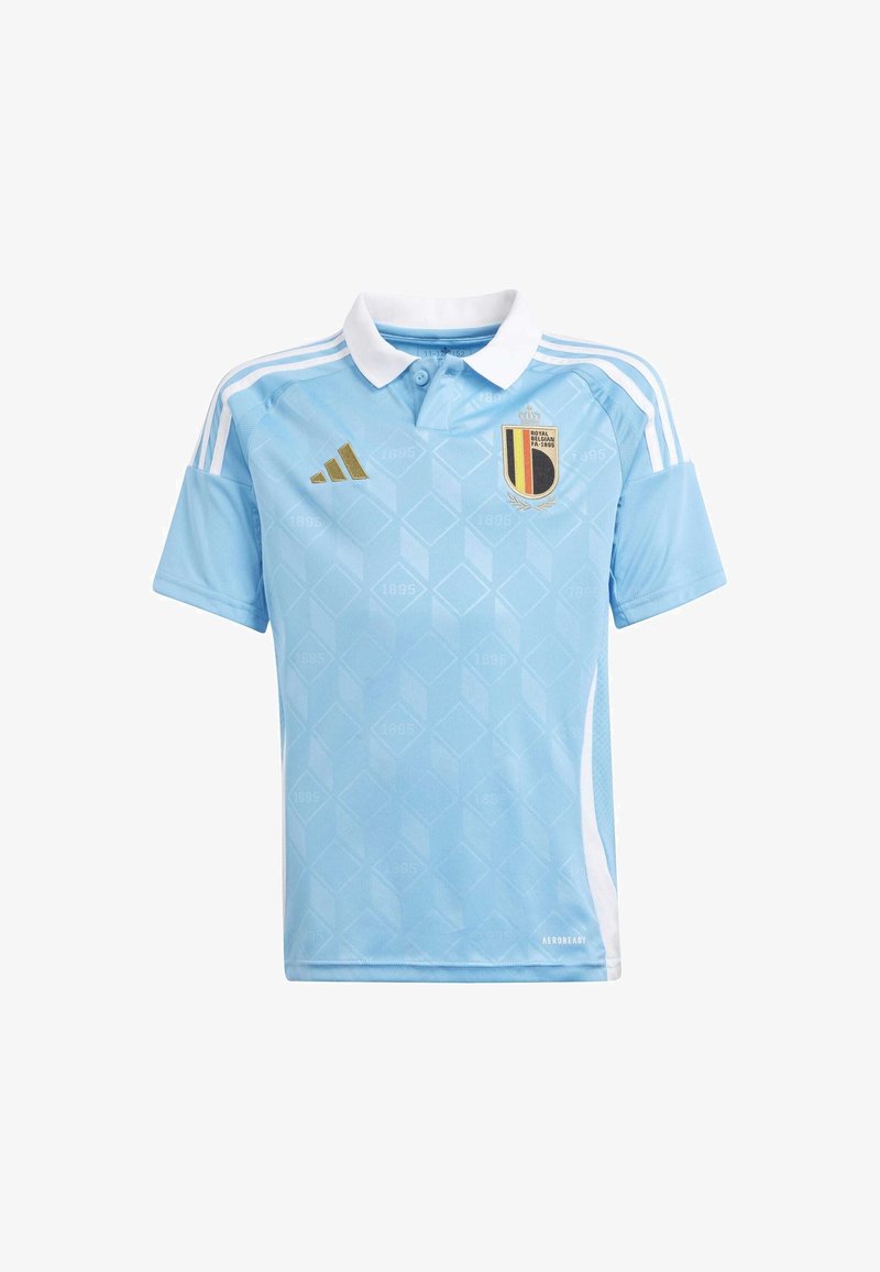 Polo bleu clair avec un col blanc, présentant un motif géométrique subtil, trois rayures blanches sur les manches et un badge de l'équipe nationale de Belgique.