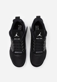 Mustat urheilukengät, joissa on teksturoitu päällinen, nauhat ja valkoinen pohja. Sisältää logotagin, jossa lukee "MAX-200" kielekkeessä.