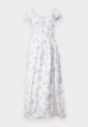 Vestido maxi floral com mangas curtas bufantes, tecido branco com flores lilás claras e turquesa, corpete franzido e fenda lateral.