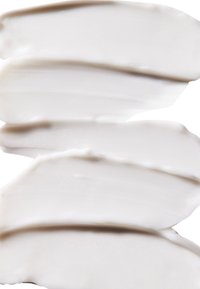 Cremige weiße Textur mit glatten, geschwungenen Strichen. Die Oberfläche ist glänzend und weist subtile Unterschiede in der Dicke der Schichten auf.