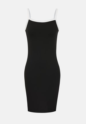 Robe noire cintrée sans manches avec bordure blanche et fines bretelles, longueur genou, sur fond uni gris clair.