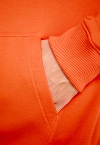 Salomon WORTHY TEE UNISEX - Trükipildiga T-särk - cherry tomato