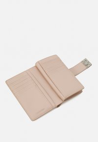 Calvin Klein HARDWARE SNAP BIFOLD - Lommebok - rose dust