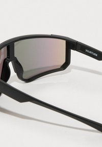 Ochelari de soare negri cu lentile reflectorizante, formă unghiulară, accente din cauciuc pe punte și sigla pe braț, concepuți pentru utilizare activă.