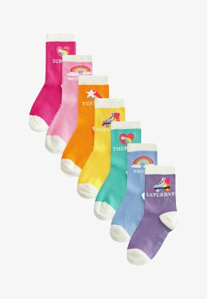 Calcetines coloridos dispuestos de rosa a púrpura, con puños blancos que llevan nombres de días, diversos patrones que incluyen arcoíris y estrellas.