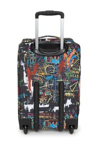 Czarna walizka na kółkach z kolorową abstrakcyjną sztuką, z teleskopową rączką, czarnymi akcentami i wytrzymałymi plastikowymi kółkami.