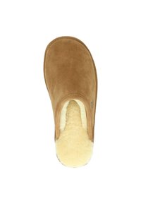 Bruine suède slipper met een zachte crème schapenwol voering en een ronde neus. Voorzien van een gestikte rand en een klein logo-detail aan de zijkant.