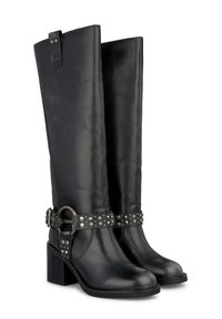 Botas de cuero negras hasta la rodilla con un tacón grueso, que presentan una correa con tachuelas y un hardware decorativo alrededor del tobillo.