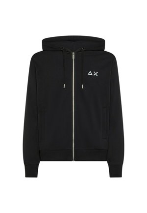 Felpa nera con zip realizzata in tessuto morbido, dotata di cappuccio con cordino, tasche laterali e un piccolo logo grafico sul petto.