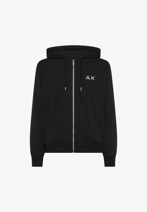 Felpa nera con zip realizzata in tessuto morbido, dotata di cappuccio con cordino, tasche laterali e un piccolo logo grafico sul petto.