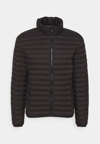 Svart puffjacka med hög krage, dragkedjestängning och sidofickor. Har stickade horisontella linjer för isolering och en mjuk textur.