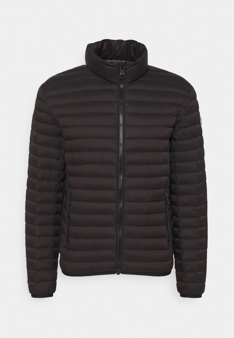 Svart puffjacka med hög krage, dragkedjestängning och sidofickor. Har stickade horisontella linjer för isolering och en mjuk textur.