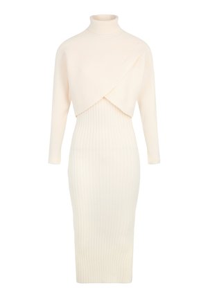 Abito lavorato a maglia color crema con un alto collo a imbuto, maniche lunghe e un design frontale a strati. Presenta una texture a coste e una silhouette aderente.