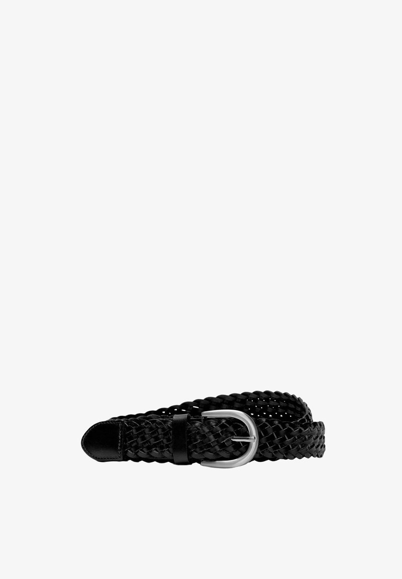 Ceinture en cuir tressé noire avec une boucle métallique argentée, enroulée avec une extrémité lâche rentrée sous la boucle sur fond blanc.