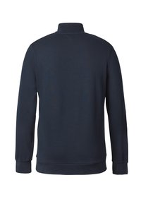 Sudadera de forro polar azul marino, cuello alto, mangas largas, puños y dobladillo acanalados, textura suave, diseño liso, sin marcas ni patrones visibles.