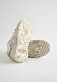 Sneakers med en hvid gummisål med tekstureret greb, lyserøde detaljer og en glat finish på den øverste del i pastelfarver.