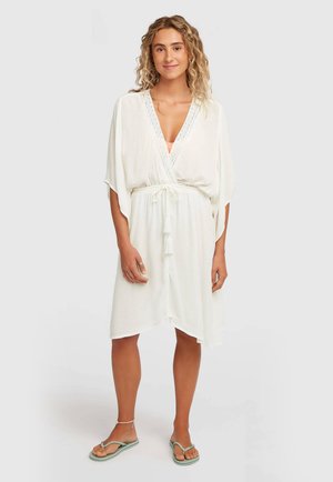 Weißes Kleid im Kimono-Stil aus weichem Stoff, mit tiefem V-Ausschnitt, weiten Ärmeln und einem Taillenzug mit Quasten.