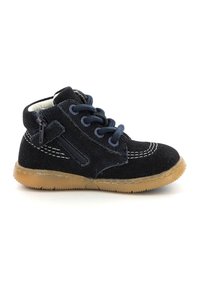 Stivaletti alla caviglia in suede nero con lacci blu, cerniera laterale, cuciture bianche e suola in gomma. Presentano una tomaia texture e colletto imbottito.