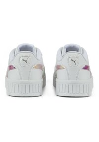 Białe skórzane sneakersy z teksturowaną podeszwą, z irydyscencyjnymi paskami po bokach i logo na pięcie.